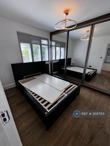 4 bedroom semi-detached house to rent - Photo 4