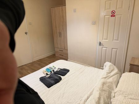 Room in a Shared House, Old Bedford Road, LU2 - Photo 4
