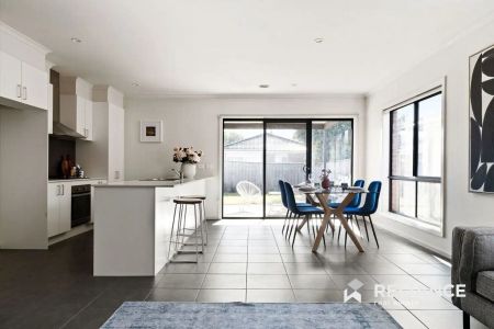 “Beautiful 4 bedroom in Prime Location!!” - Photo 2