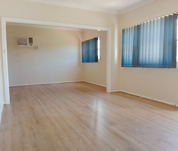 BEAUTIFUL THREE BEDROOM HOME READY TO MOVE IN! - Photo 2