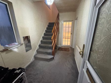 Four bedroom House ideal for working families- £2600 pcm - Photo 5