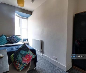 1 bedroom in a house share to rent - Photo 2