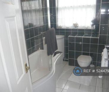 3 bedroom flat to rent - Photo 4