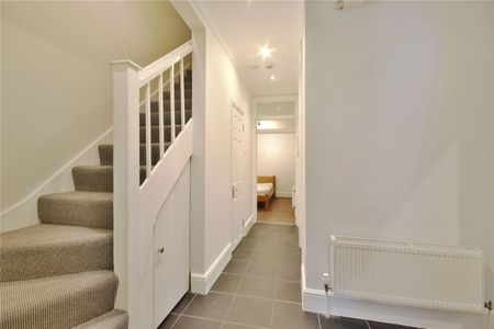 3 Bedroom Flat - Photo 2