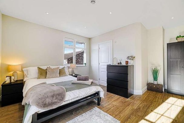 Thundersley Park Road, Benfleet, SS7 - Photo 1