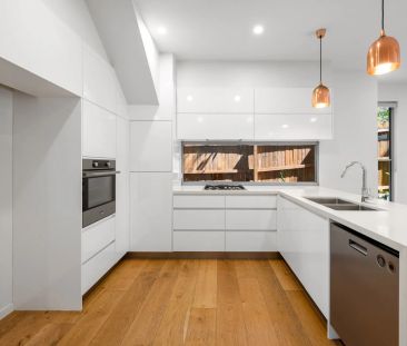 Stylish Townhouse in the Heart of Hawthorne - Photo 3