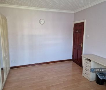 4 bedroom end of terrace house to rent - Photo 2