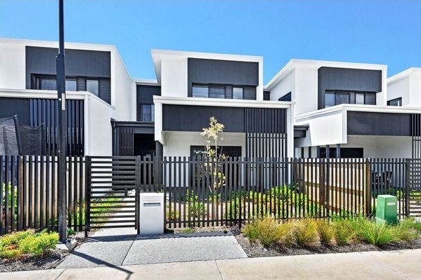 Stunning & Spacious Modern Home! - Photo 1