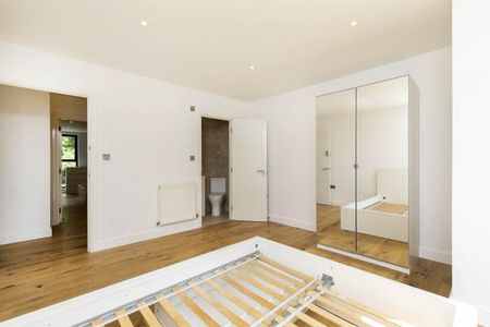 3 Bedroom, 3 bath, 1 reception Apartment - Photo 5