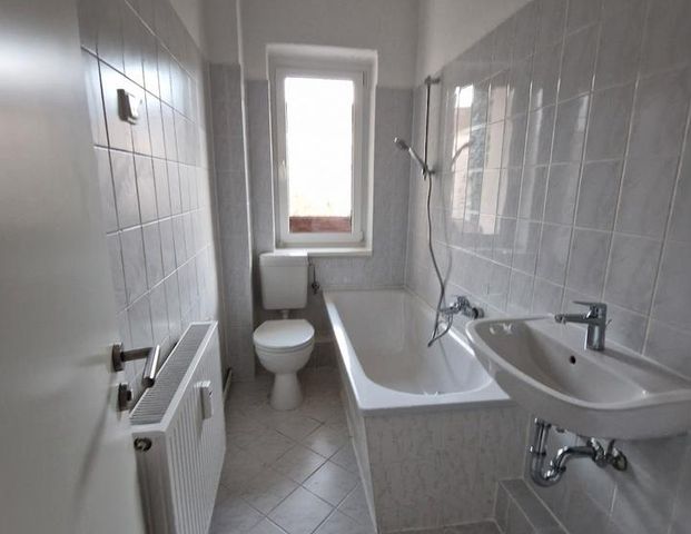 Frisch renovierte Wohnung mit modernem Fußboden, Tageslichtbad und Balkon! - Foto 1