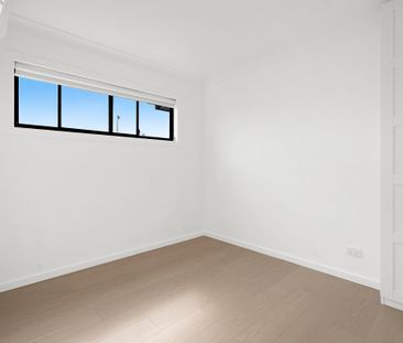 6 Heath Place, Pakenham VIC 3810 - House For Rent | Domain - Photo 3