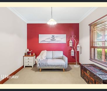 Delightful home located in lovely treelined street - Photo 4