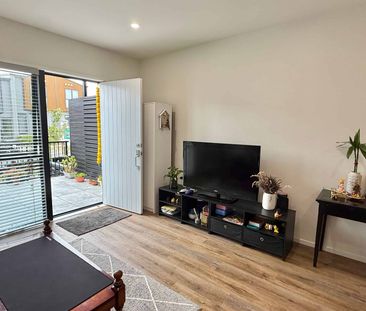 Low maintenance modern living! - Photo 1