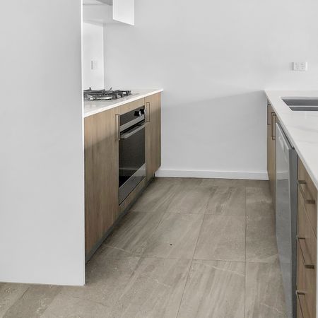 Modern one bedroom unit - 20% below market rent - Photo 4