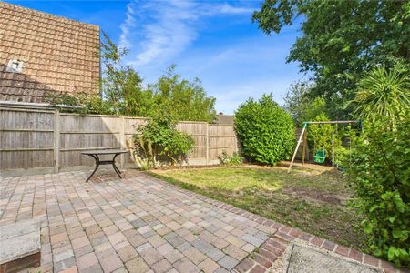 3 bedroom end of terrace house to rent - Photo 4
