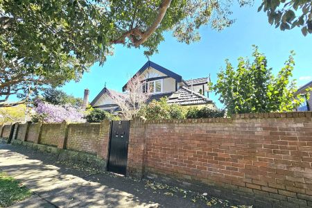 CHARMING 2-BEDROOM GARDEN APARTMENT - Photo 3