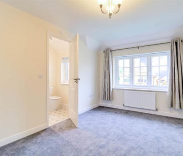 4 bedroom detached house to rent - Photo 2