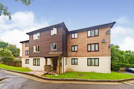 Fairbairn Close, CR8, Purley - Photo 4