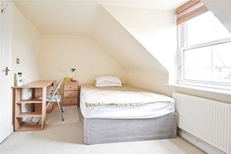 Well presented 4 bedroom terraced house to rent in Cambridge within walking distance of the City Centre and local amenities. Paved rear garden with a side passage for bikes/bins. GCH. Part-Furnished. - Photo 3