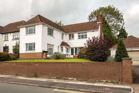 Large detached property with spacious garden - Photo 4