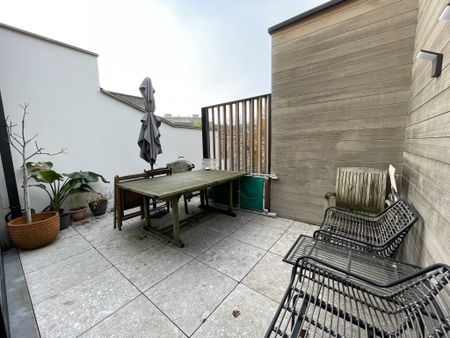 Knap gerenoveerde woning met strak interieur en zonnig terras - Photo 2