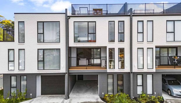 Riverside Retreat: 3BR Townhouse with views - Photo 1