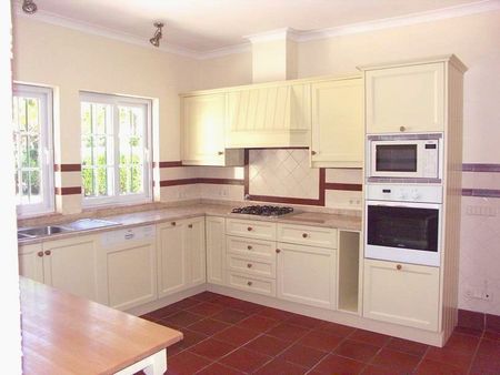 Charmosa moradia com piscina e jardim privativos, em localização privilegiada perto da praia e golfe. - Photo 3