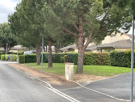 A louer - superbe villa de type 5 avec jardin dans une résidence sécurisée- Saint-Jory - Photo 2