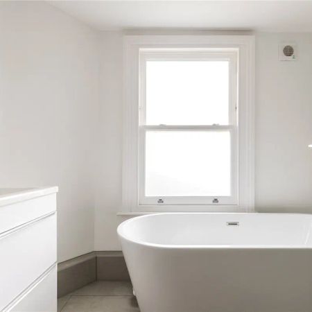 2 bedroom flat in Chiswick - Photo 4