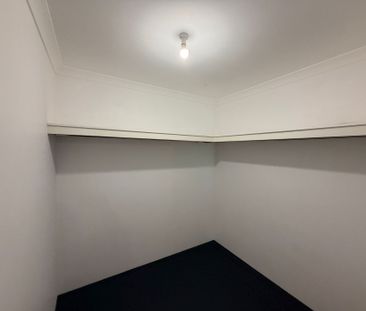 Light, Bright & Spacious 4 Bedroom Home - Photo 6