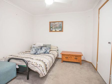 LARGE FAMILY HOME - Photo 5