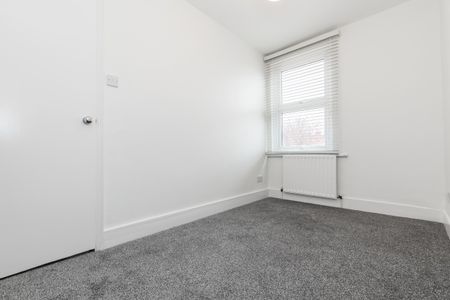 Three Bedroom Flat to Rent in Charlton - Photo 3