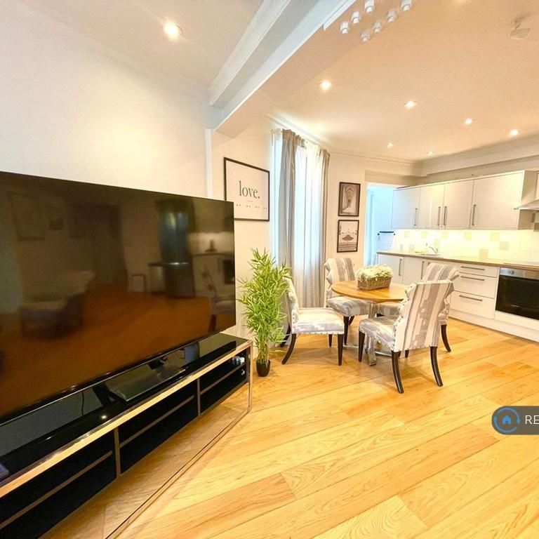 2 bedroom flat to rent - Photo 1