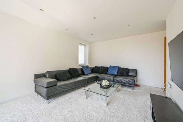 Set near the River Thames, this brilliant 3 bedroom flat offers generous accommodation with a modern design. - Photo 1