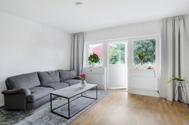 Blomsterkungsvägen, Hässelby - Photo 1