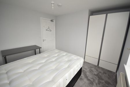 3 bedroom flat to rent - Photo 4