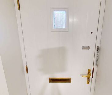 Gorgeous large 5 bedroom detached house with large garden and garage - Photo 4