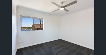 Renovated apartment with water views - Photo 2