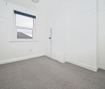 3 bedroom end of terrace house to rent - Photo 2