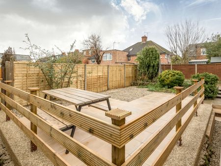 OX Living is proud to present this high-quality 9-bedroom co-living property, perfect for working professionals looking for stylish, stress-free living. Room 8 - Photo 4