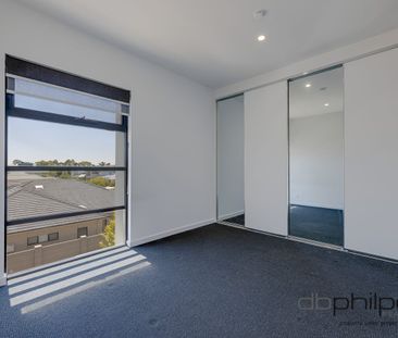 CONTEMPORARY TWO BEDROOM APARTMENT - Photo 3
