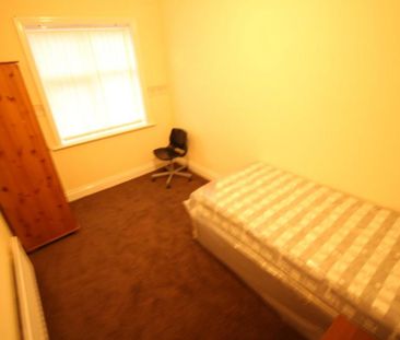 3 bedroom flat to rent - Photo 4