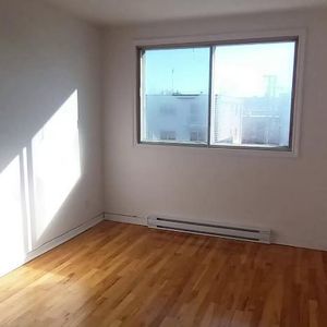 ANJOU 4 1/2 RÉNOVÉ , REPEINT , BIEN SITUÉ - Photo 2