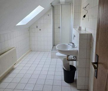 Großzügige 3-Zimmerwohnung unterm Dach in ruhiger und grüner Lage! - Photo 2