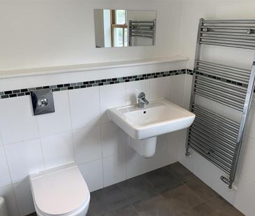 4 bedroom detached house to rent - Photo 2