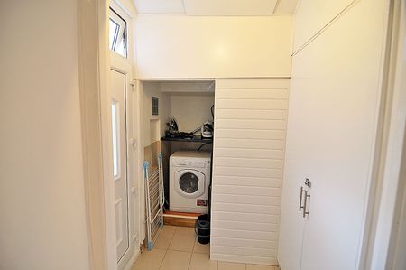 HEATING INCLUDED - Spacious self-contained studio in Kensington, London W8 - Photo 4