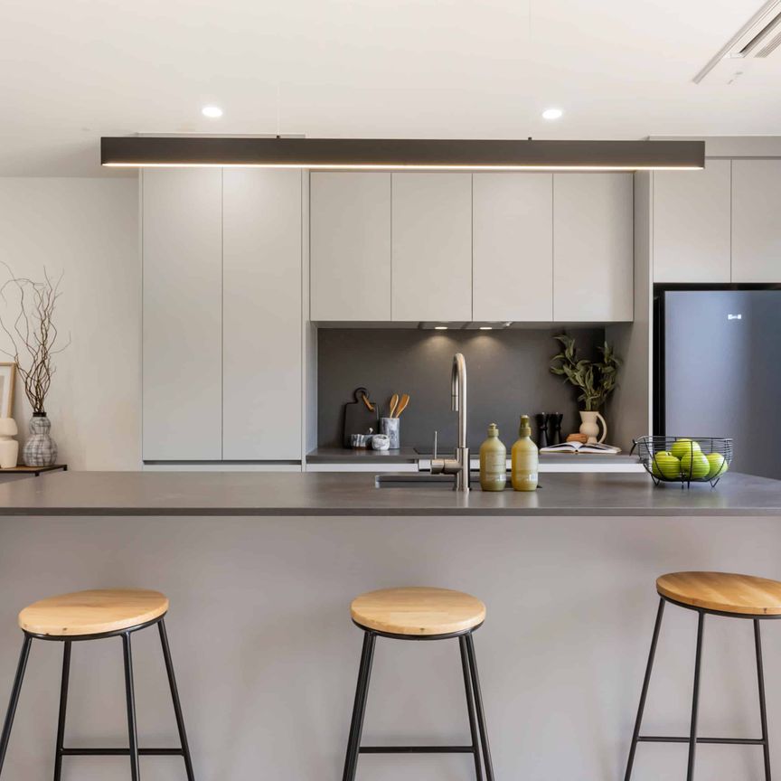 Stunning 4 Bedroom, 2 bathroom with Single Lock up Garage + 1 Dedicated Carpark - Photo 1