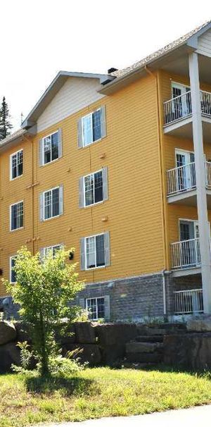 CONDO 4 1/2 à louer à Ste-Agathe-des-Monts. INCLUS DANS LOYER : le chauffage, l'eau chaude, l'air climatisé et une place de stationnement déneigée - Photo 1