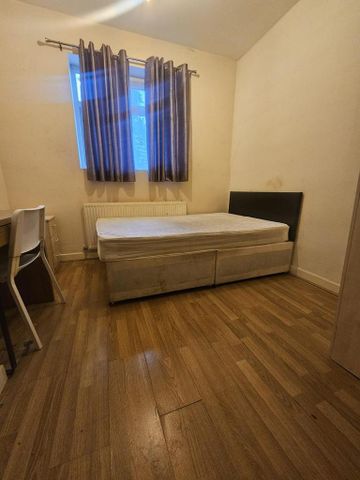 1 bedroom in a house share to rent - Photo 2