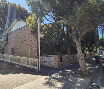 DOUBLE TANDEM - 2 CAR LOCK UP GARAGE - 2 BEDROOM - 2 STOREY TOWNHOUSE - Photo 4